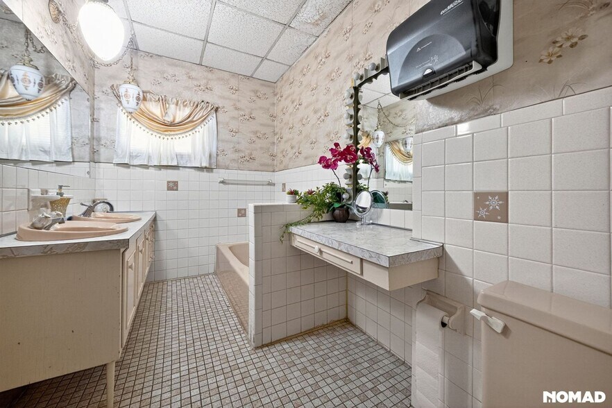 Building Photo - 38 Custer St