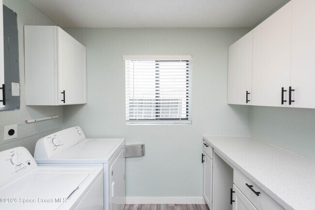 Building Photo - 347 S Lakeside Dr