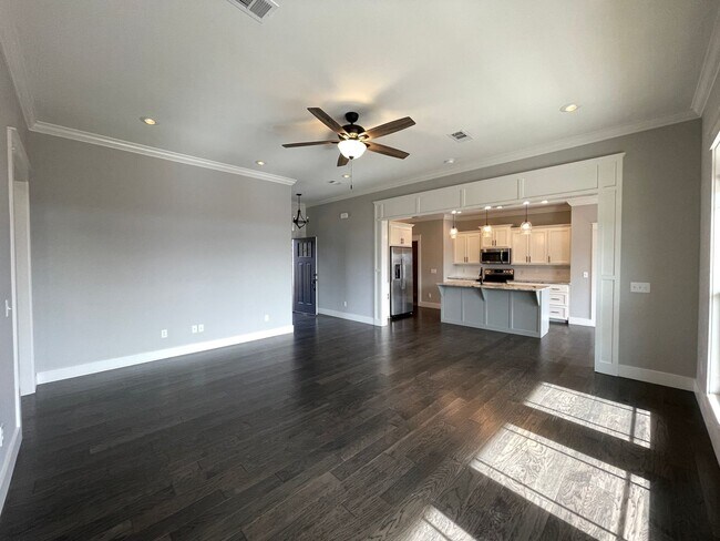 Building Photo - 202 Crestwood Ln