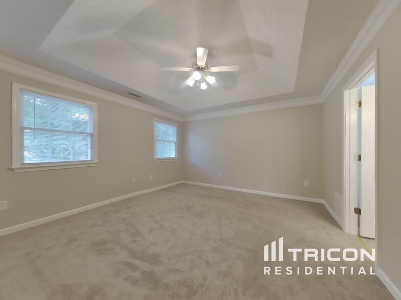 Building Photo - 3080 Kings Dr