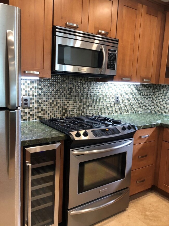 Building Photo - Spacious 3 + 2 Ocean View Condo - Prime Corner Location.