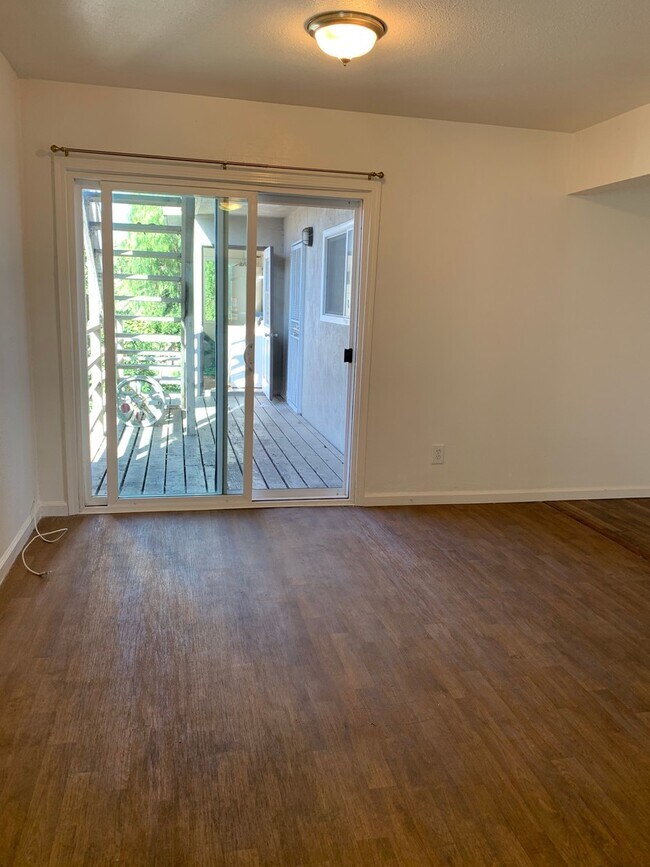 Building Photo - 4077 Oakcrest Dr