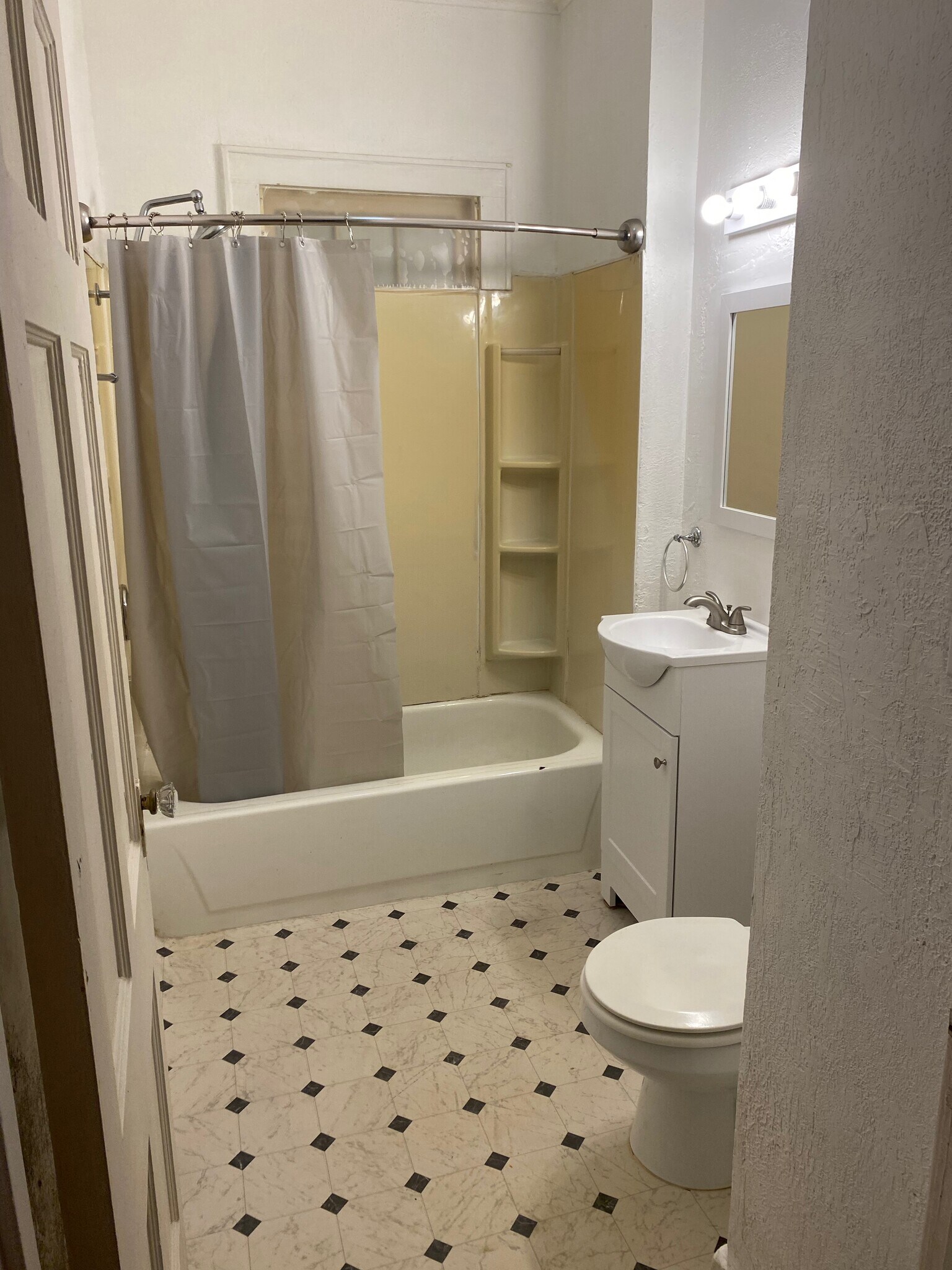 Building Photo - 517 N G St