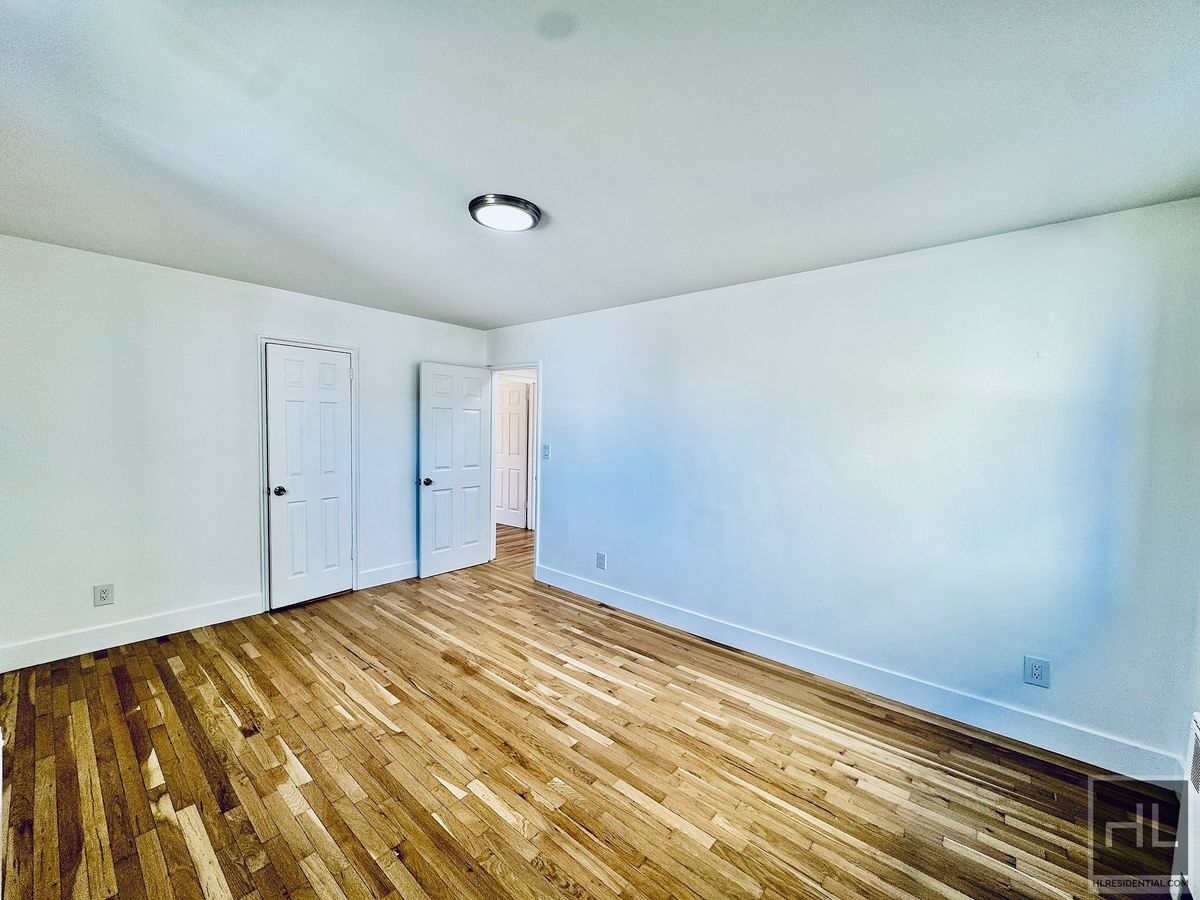 Building Photo - Newly Renovated 2 bedroom apartment spanni...