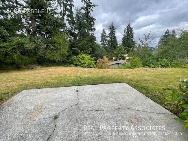 Building Photo - Affordable 3 bed, 1 bath unit w/laundry in...