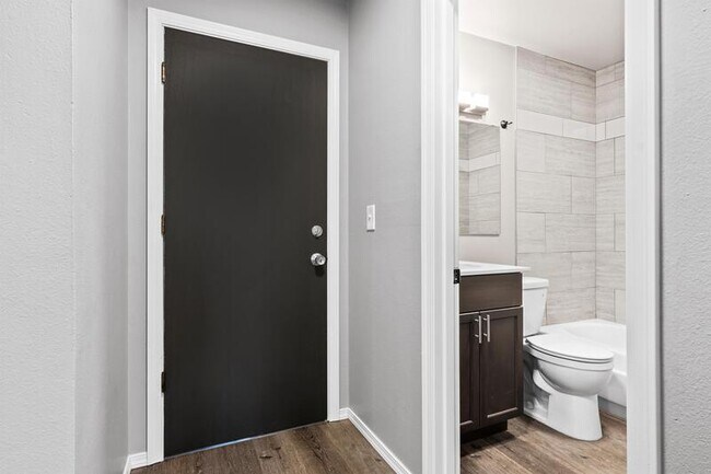 Building Photo - 612 S 18th St