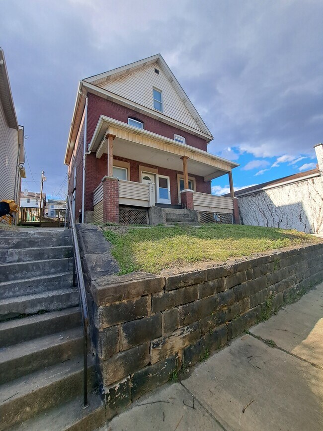 Primary Photo - 344 W 7th Ave