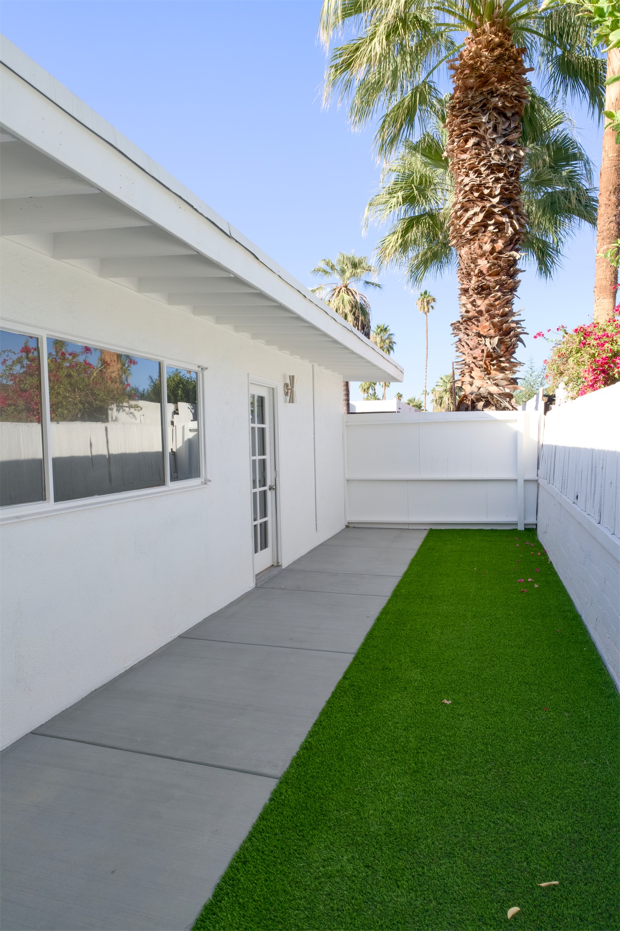 Building Photo - 975 E Camino Parocela