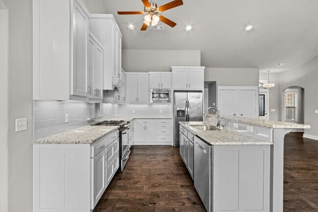 Building Photo - Come home to this stunning 4 bed/2 bath split floorplan home in Centerton!