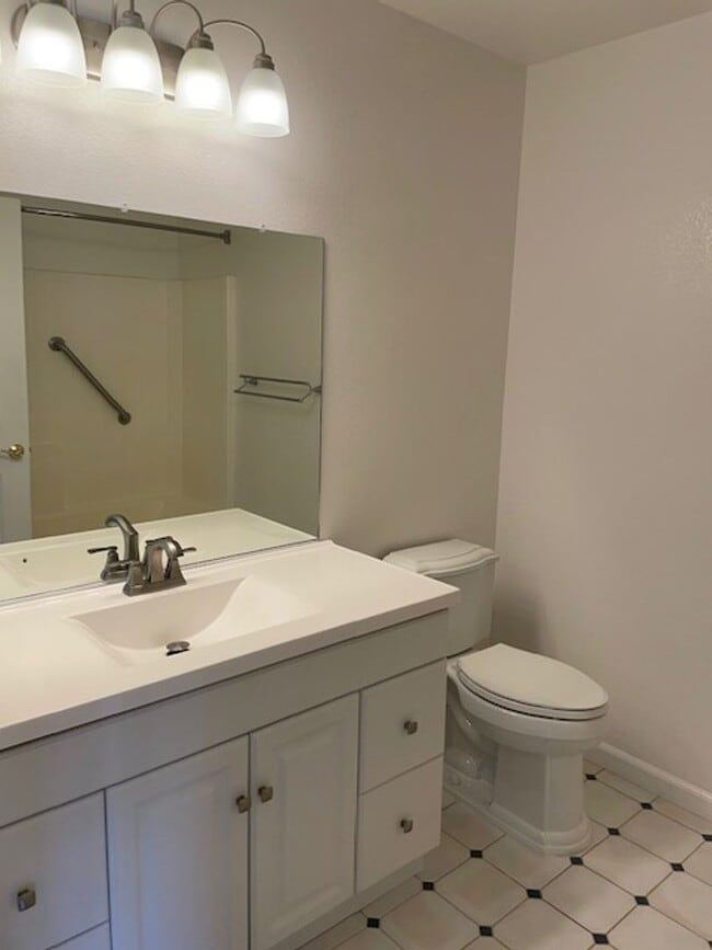 Building Photo - 1 Bed/1 Bath Upstairs Apartment in Gated SR Complex.