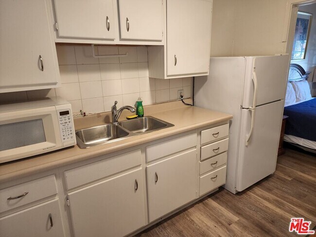 Building Photo - 5823 Venice Blvd