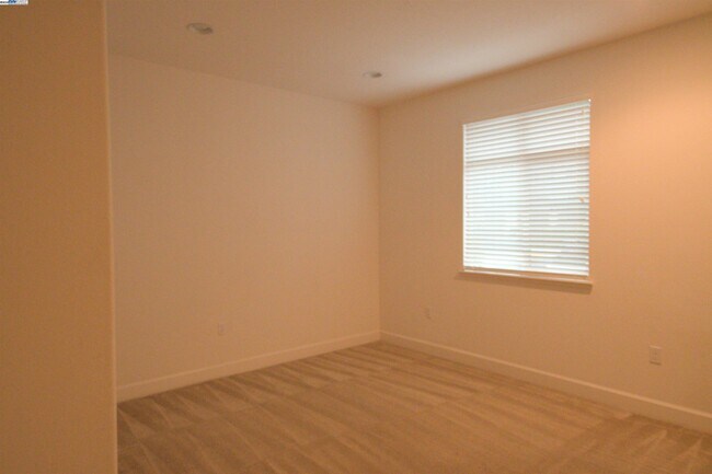 Building Photo - 5530 Esprit Way