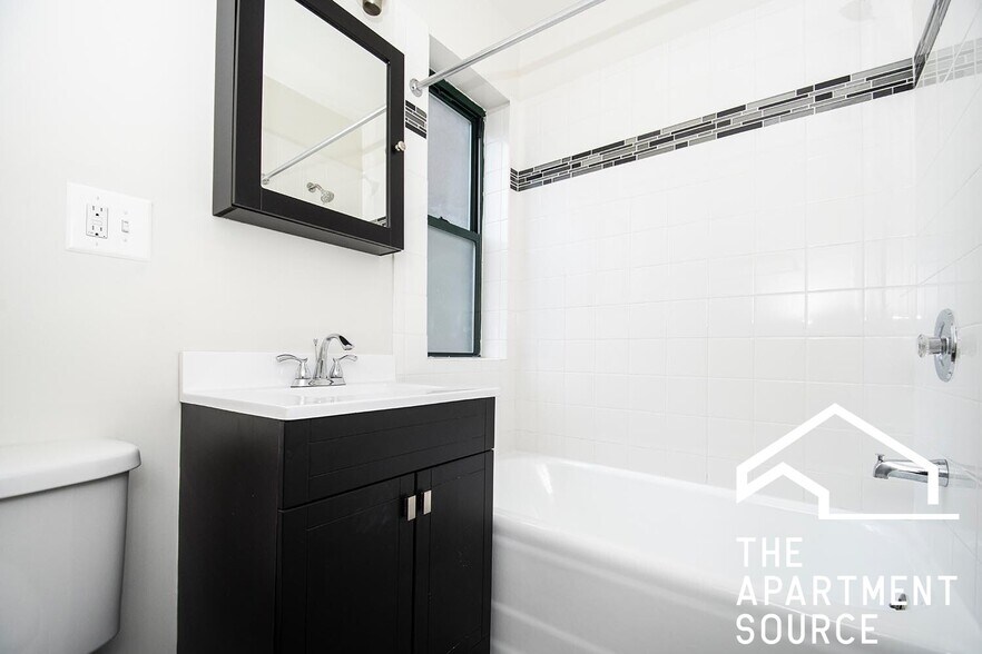 Building Photo - 3855 N Greenview Ave