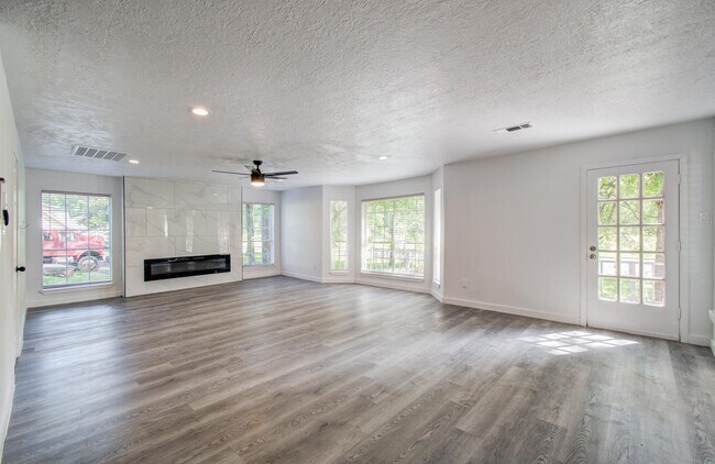 Building Photo - 808 Stone Mountain Dr