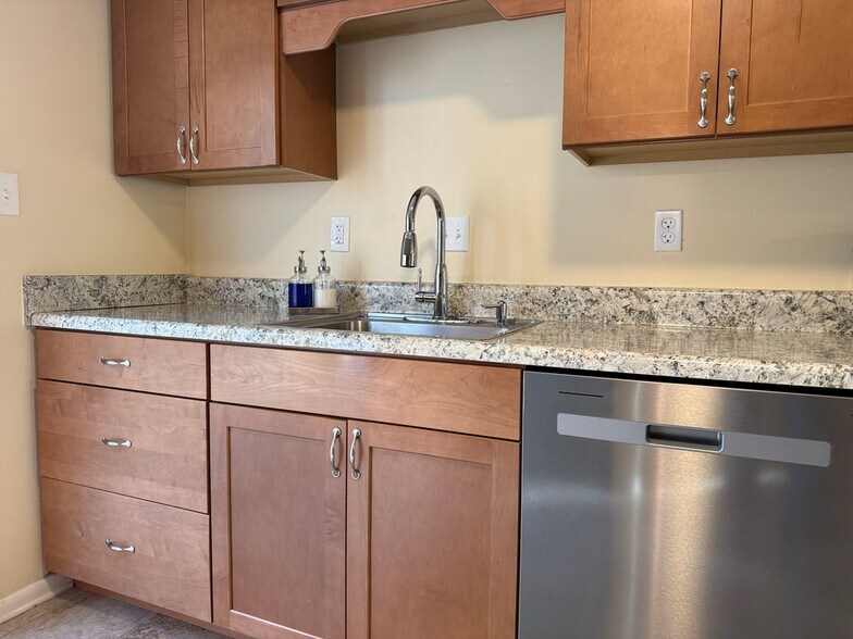 Building Photo - 82 Summer E