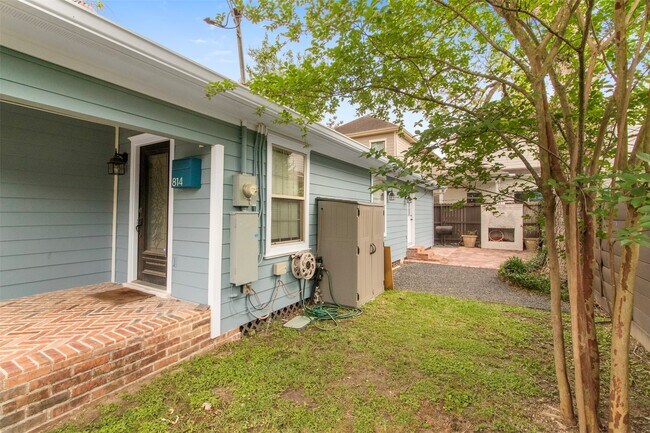 Building Photo - 814 E 23rd St