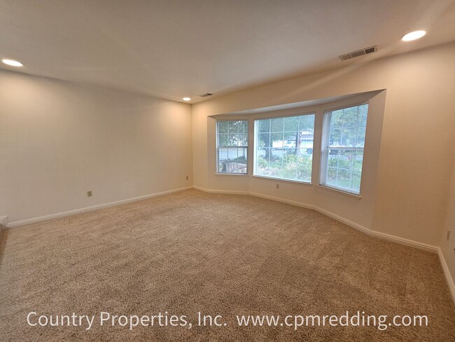 Building Photo - Spacious Home in Saratoga Estates with Lan...