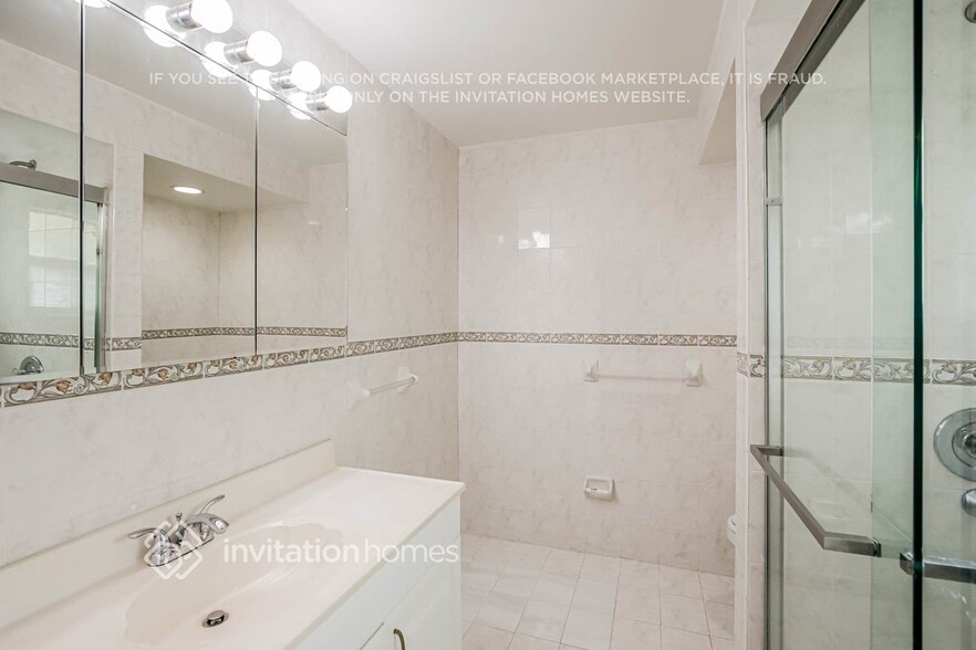 Building Photo - 15411 SW 144th Ave