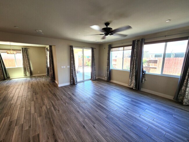 Building Photo - Updated North Natomas 5bd/3ba Home with 2 Car Garage