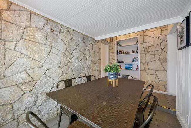 Building Photo - 2106 Kenwood Ave