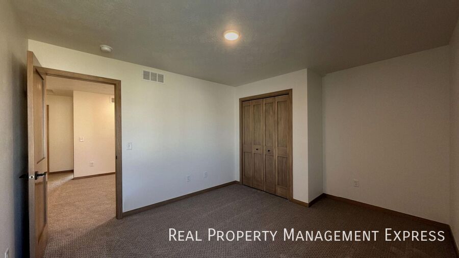 Building Photo - Modern 3 Bed, 2.5 Bath Townhome in West Sioux Falls