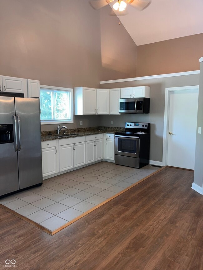Building Photo - 945 Fox Hill Dr