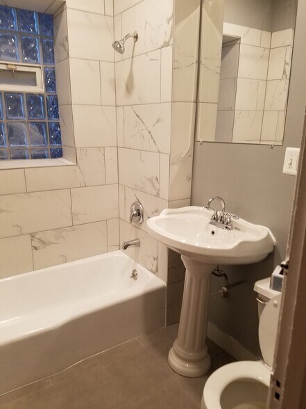 Bathroom - 8819 S Harper Ave