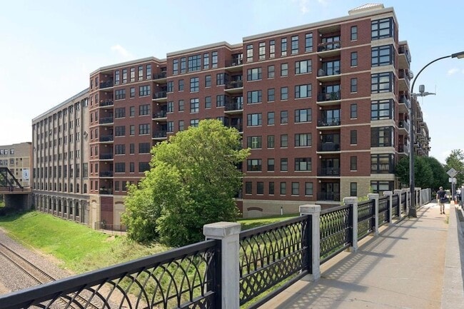 Building Photo - 401 N 2nd St