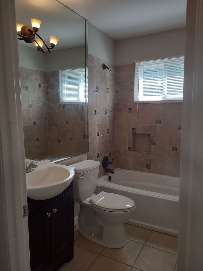 Building Photo - 4 Bedroom 2 Bath Move In Ready!
