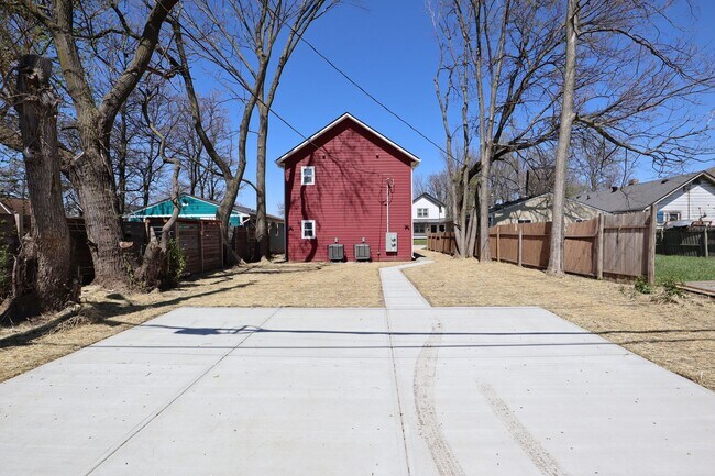 Building Photo - 3 Bedroom Downstairs Unit Near Eastside Duplex!