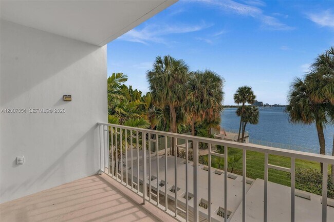 Building Photo - 500 Bayview Dr