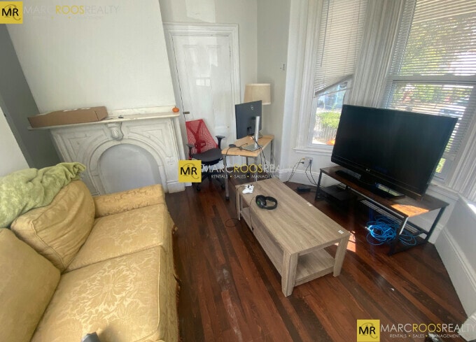 Building Photo - 70 Curtis St