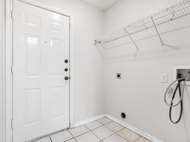 Building Photo - Stylish & Spacious 3-Bedroom Home Perfect for Students and Families