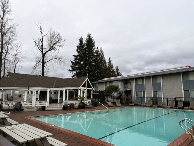 Building Photo - 2Bd/1.75Ba Redmond Condo