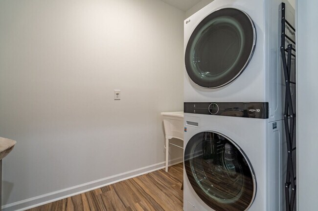Building Photo - 350 Park Creek Ridge