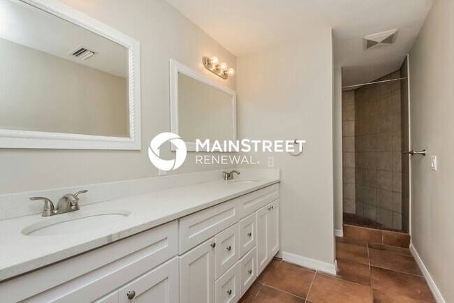 Building Photo - 3 Bedroom Pet-Friendly Home in Fern Park, FL with Main Street Renewal