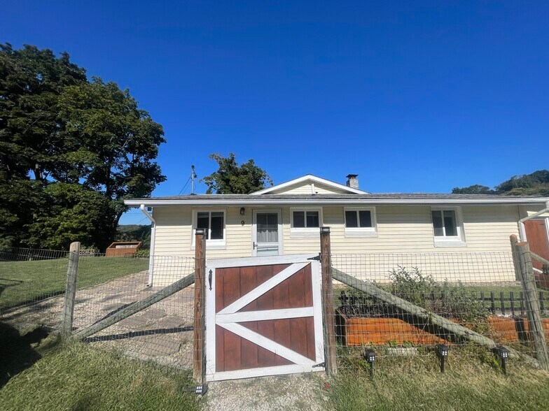 Building Photo - 9 Wickes Ln