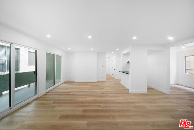 Building Photo - 605 San Vicente Blvd