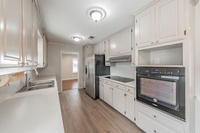 Building Photo - 1300 Potomac Dr