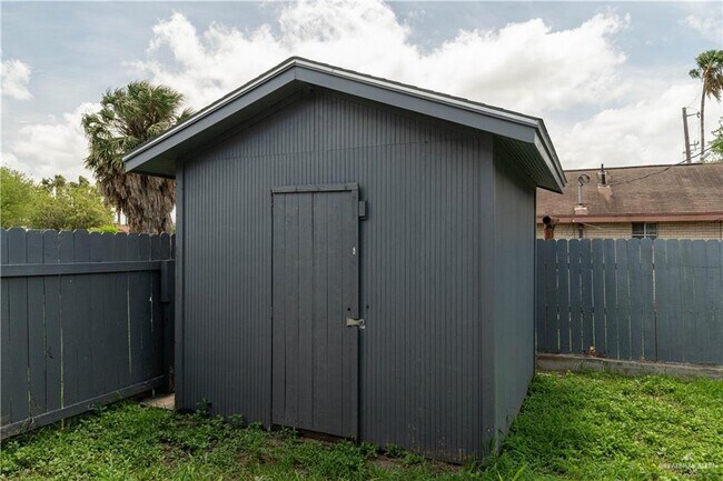 Building Photo - 17 Village Square