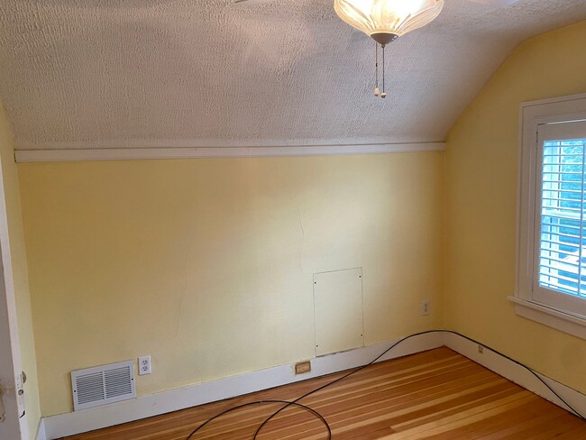 Building Photo - Arbor Lodge Bungalow!