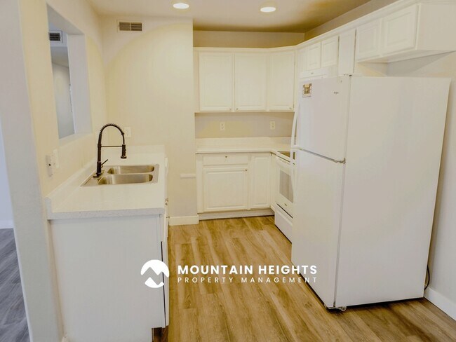 Building Photo - 26 W 7500 S