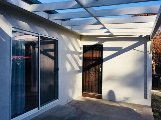 Building Photo - Spacious 3 bed 2 bathroom with 2 car garage