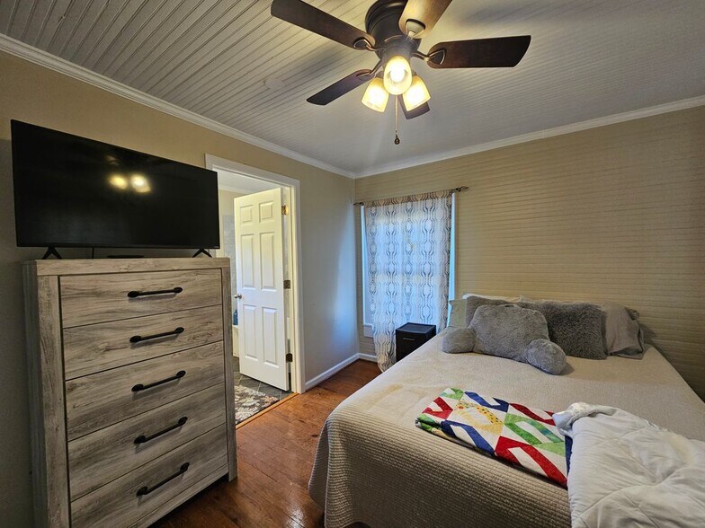 Building Photo - 208 W Main St