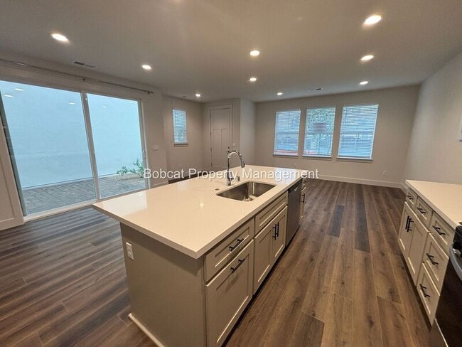 Building Photo - 1112 Little Ln
