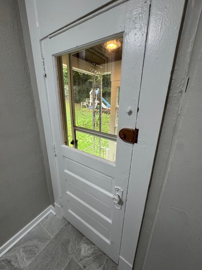 Building Photo - 3 Bedroom 1.5 Bath in Dormont!