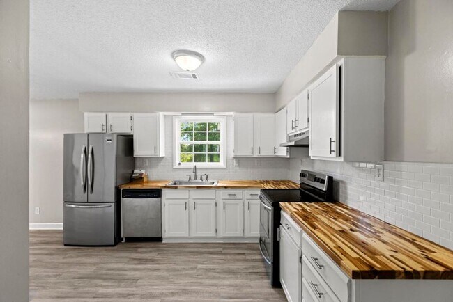 Building Photo - Charming Country Home on 1+ Acres