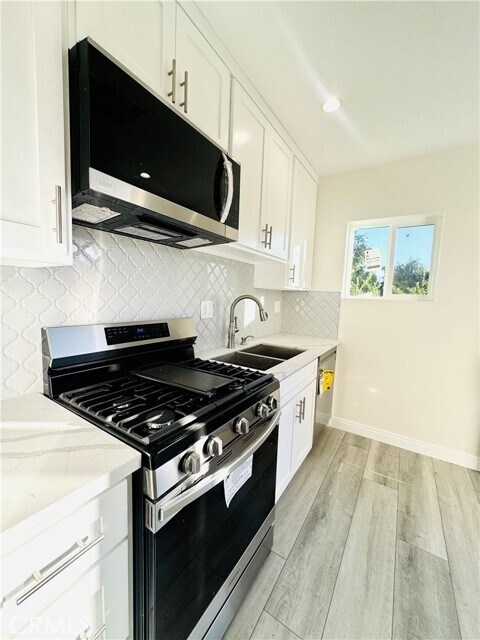 Building Photo - 9318 Encino Ave