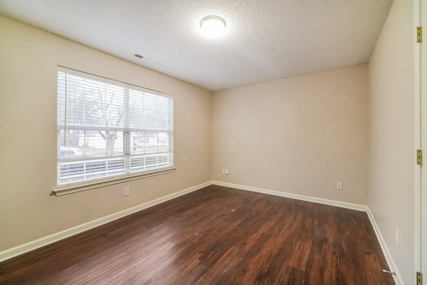 Building Photo - 409 Robin Hill Ln