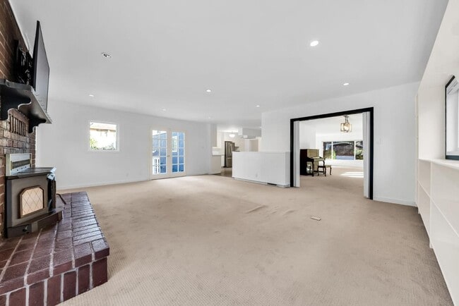 Building Photo - 280 Angelita Ave